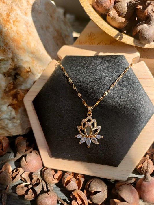 🌸 Pendentif avec une chaine inoxydable - Fleur de Lotus